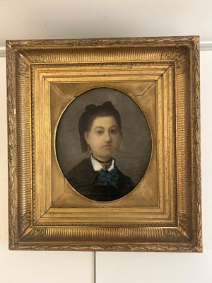 portrait d'un jeune garçon dans un cadre doré, portant un nœud papillon bleu