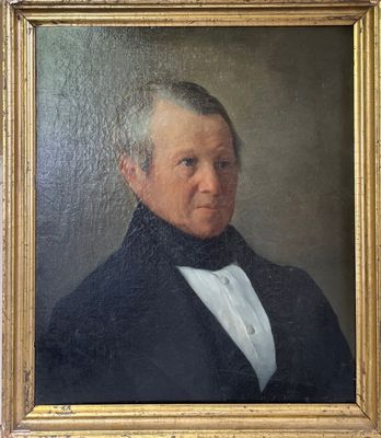 portrait d'un homme en manteau noir et chemise blanche