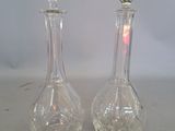 deux vases en verre transparent posés l'un à côté de l'autre sur une table