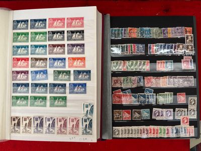 beaucoup de timbres dans un album posé sur la table
