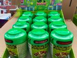 un carton contenant six bouteilles de pastèque est posé sur un carton