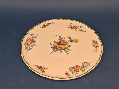 une assiette avec des fleurs posée sur une table