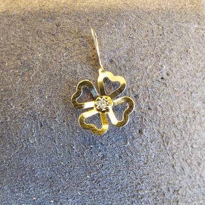pendentif en forme de fleur plaqué or jaune, orné d'un diamant au centre