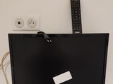 une télévision et une télécommande accrochées au mur