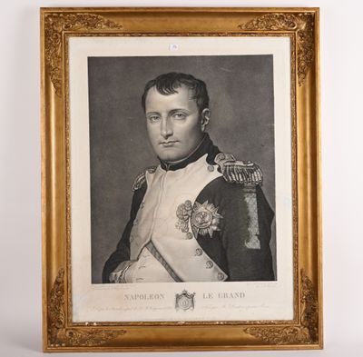une vieille photo d'un homme en uniforme militaire dans un cadre doré