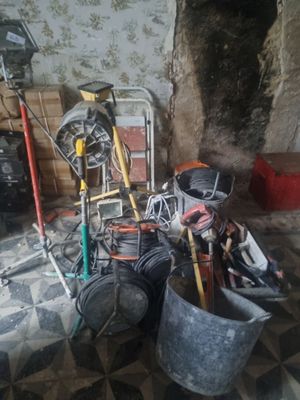 un tas d'outils posé par terre dans une pièce