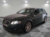 une photo d'un break Audi noir garé sur un sol à damier