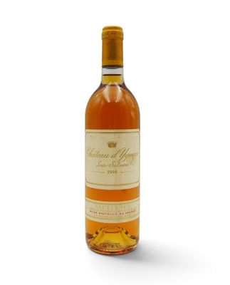 une bouteille de vin posée sur une surface blanche