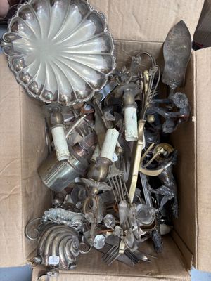 une boîte en carton remplie d'objets métalliques divers