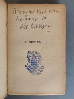 un livre ouvert avec une écriture dessus, posé sur une table