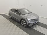 la voiture grise est garée dans le garage sur le sol en damier