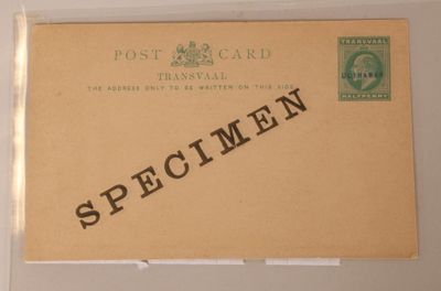 une vieille carte postale sur laquelle figure un timbre portant la mention « spec men »
