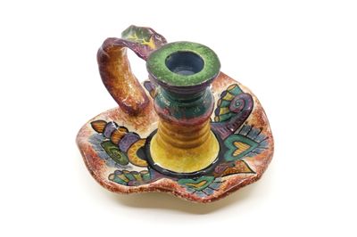 une petite tasse posée sur une soucoupe