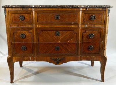 une commode à dessus en marbre avec un dessus en marbre
