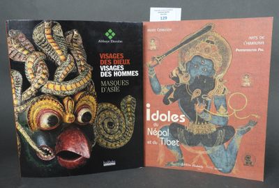 deux livres posés l'un à côté de l'autre sur une table