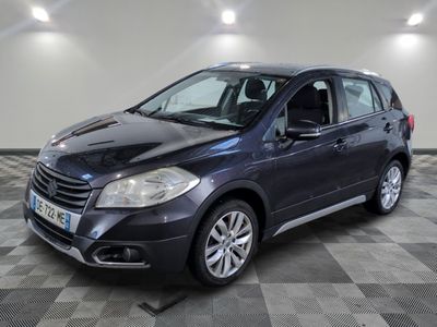 la photo d'une voiture noire garée dans un garage