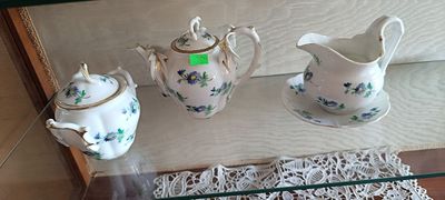 Partie de service en porcelaine, à décor floral et une tasse…