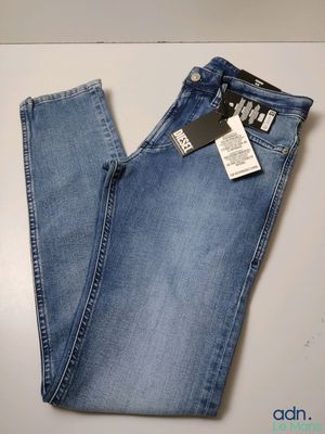un gros plan sur un jean posé sur une table