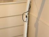 une lampe posée sur un support dans une pièce