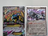 deux cartes pokemon posées l'une sur l'autre sur une table