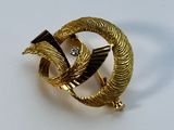 une broche en or ornée d'un oiseau