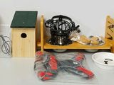 une table sur laquelle se trouvent tout un tas de fils