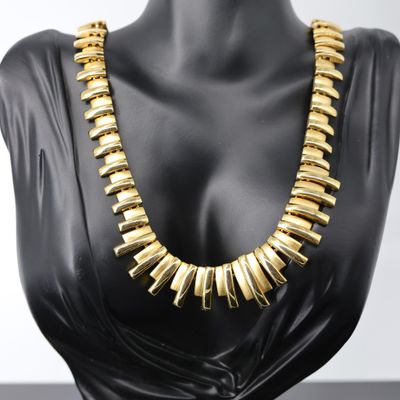 un collier en or sur un mannequin, un mannequin, un mannequin, un mannequin, un mannequin, un mann