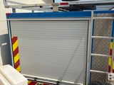 un camion de pompiers équipé d'une lance à l'arrière