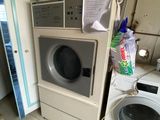 une machine à laver et un sèche-linge dans une pièce sale