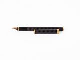 un stylo noir et doré sur fond blanc