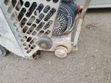 a small machine that is on the ground next to a car