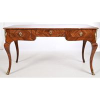 BUREAU PLAT LOUIS XV de forme mouvementée en placage de bois… (photo 2)
