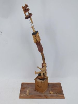 une sculpture en bois représentant une grue, posée sur un socle en bois, avec un fond blanc