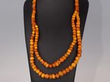 gros plan d'un collier sur un présentoir pour mannequin