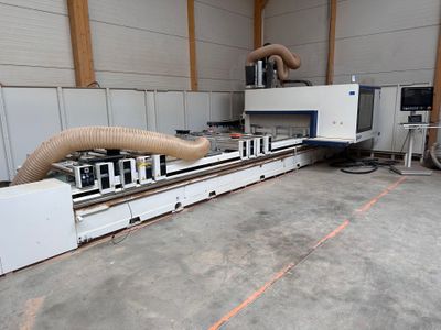 une machine qui se trouve à l'intérieur d'un bâtiment