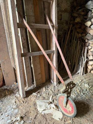 une roue posée à côté d'un tas de bois de chauffage