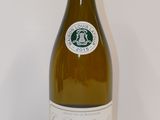 une bouteille de vin posée sur une table