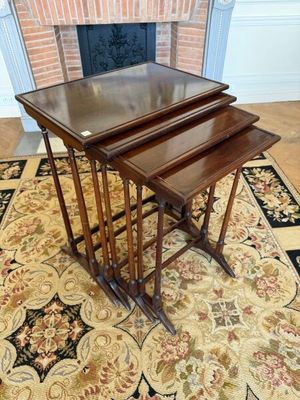 trois tables posées sur un tapis devant une cheminée