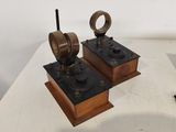 deux machines à l'ancienne posées sur une table blanche