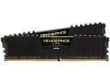 un gros plan sur une paire de modules RAM posés sur une surface blanche