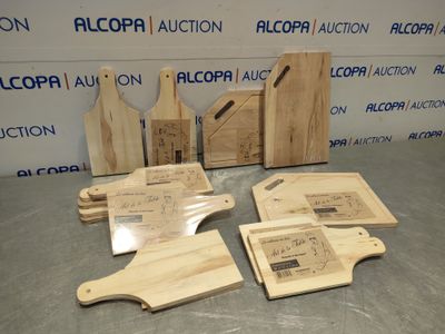 Plusieurs planches à découper en bois sont posées sur une table.