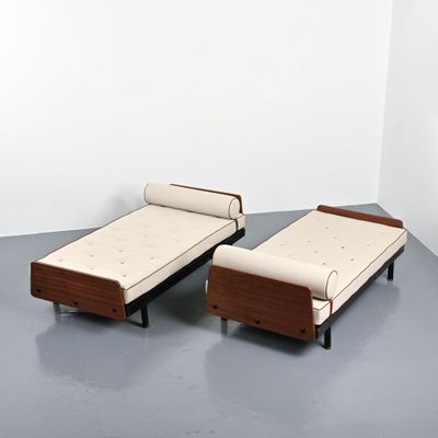 deux lits et une table dans une pièce