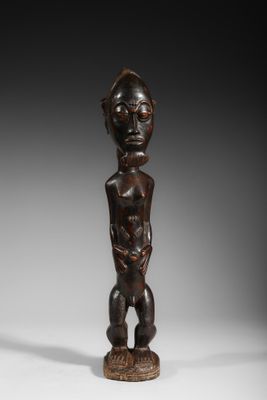 une figurine africaine en bois sculpté représentant un homme