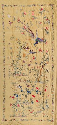 une image représentant un tissu jaune orné d'oiseaux et de fleurs
