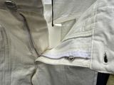 un gros plan sur une veste blanche munie d'une fermeture éclair