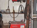l'image d'un garage contenant de nombreux outils