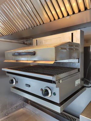 deux grills posés au milieu d'une cuisine