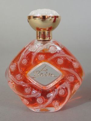 l'image d'un flacon de parfum posé sur une table