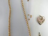 un assortiment de bijoux comprenant un collier, des boucles d'oreilles et une croix