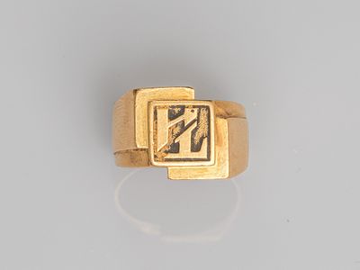 an image of a gold ring with a square design on it